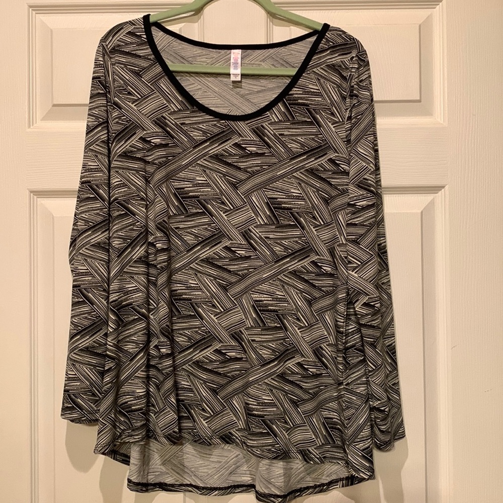 LuLaRoe Lynnae blouse. Black & white. XL